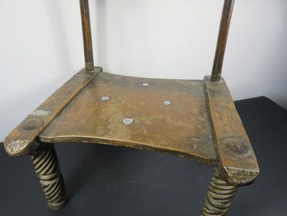 CHAISE BASSE. Bois et métal. Côte d’Ivoire...