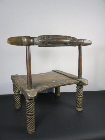 CHAISE BASSE. Bois et métal. Côte d’Ivoire...