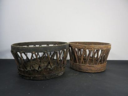 DEUX PETITS TABOURETS en vannerie et pea...