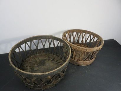 DEUX PETITS TABOURETS en vannerie et pea...