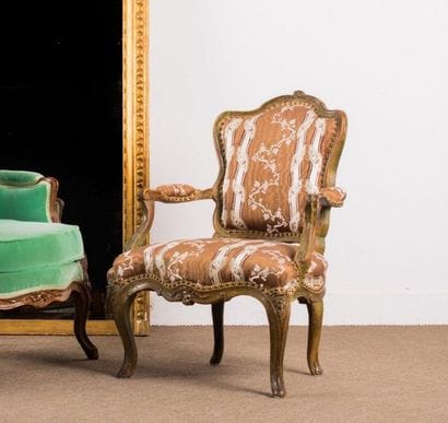 Fauteuil en hêtre laqué vert, mouluré et...