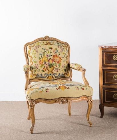 Fauteuil à la Reine en noyer mouluré et sculpté...