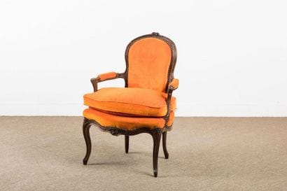Fauteuil cabriolet en bois mouluré et sculpté...