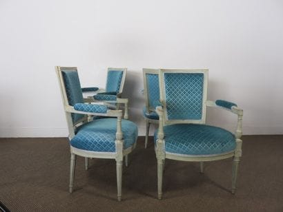 Suite de quatre fauteuils cabriolet en bois...