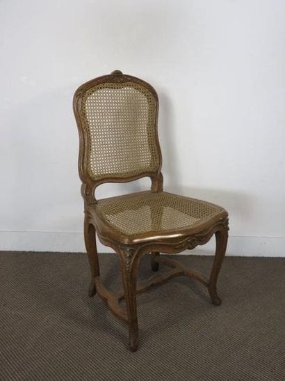 Chaise en hêtre mouluré et sculpté à assise...