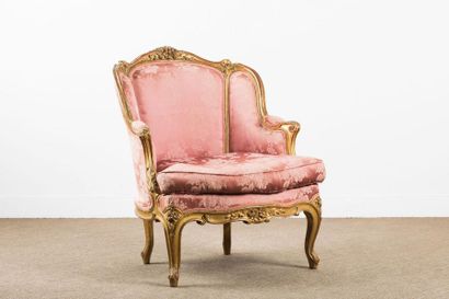 Large bergère en bois doré mouluré et sculpté...