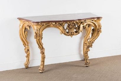 Grande console en bois doré sculpté. La ceinture...