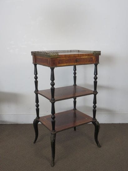 Petite table d’appoint en placage et marqueterie...
