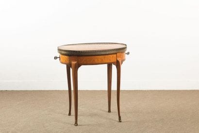 Table ovale en marqueterie de sycomore, bois...