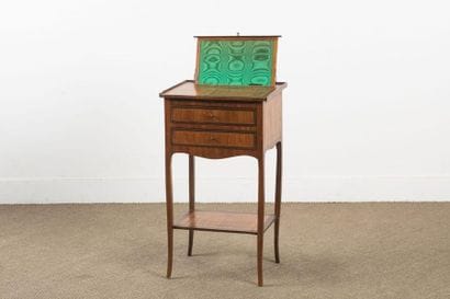 Petite table d’appoint en placage de bois...