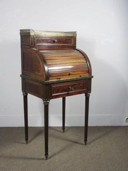 Petit bureau cylindre en acajou, placage...
