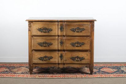 Commode en noyer mouluré et sculpté ouvrant...