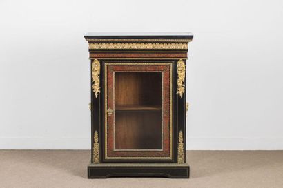 Buffet vitrine en marqueterie Boulle en bois...