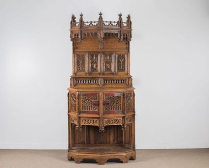 Dressoir en chêne mouluré et sculpté. Il...