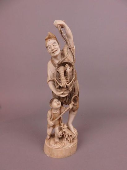 JAPON 

Okimono en ivoire, pêcheur debout...