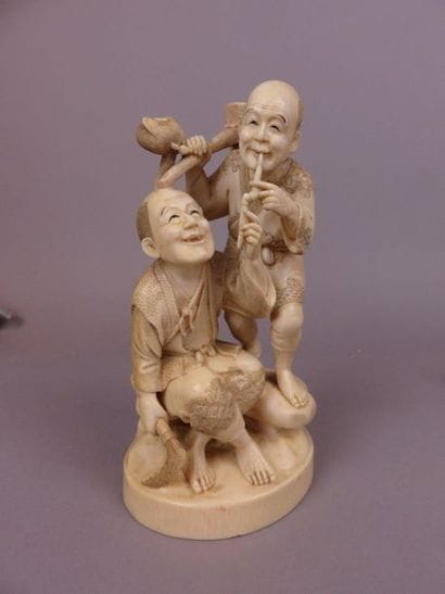 JAPON 

Okimono en ivoire sculpté de deux...