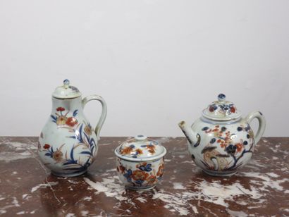JAPON 

Ensemble en porcelaine à décor Imari...