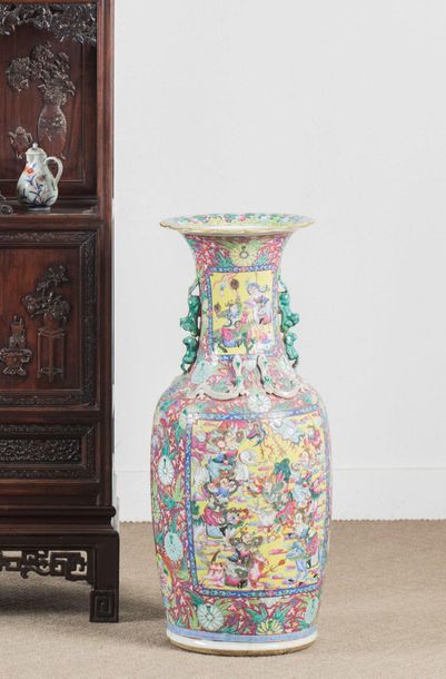 CHINE

Important vase en porcelaine polychrome...