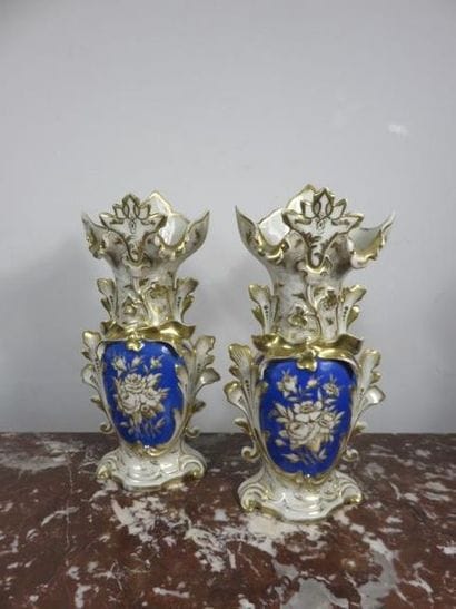 Paire de vases en porcelaine blanche à rehauts...