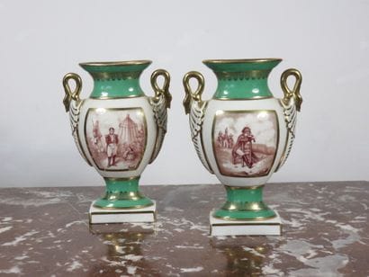 LIMOGES France Paire de vases en porcelaine...