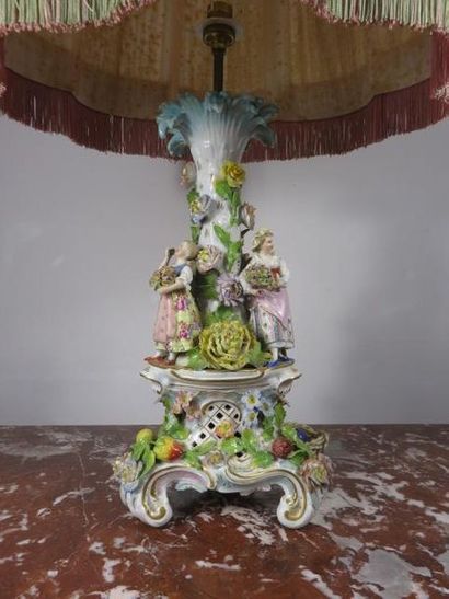 Dans le goût des porcelaines allemandes 

Pied...