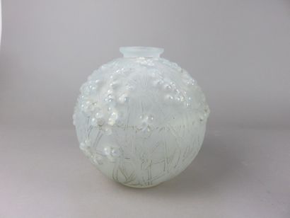 R. LALIQUE

Vase boule en verre blanc soufflé,...