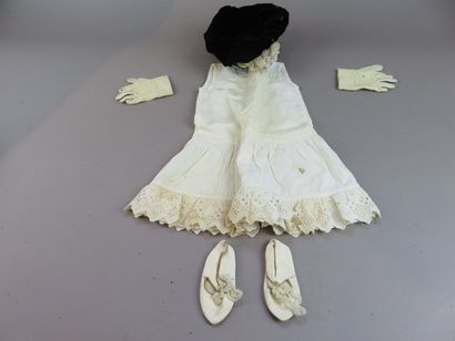 Lot de chaussures, chaussettes et sous-vêtement...