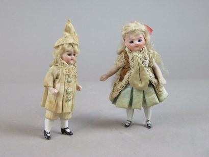 Couple de mignonettes en porcelaine. Vêtements...