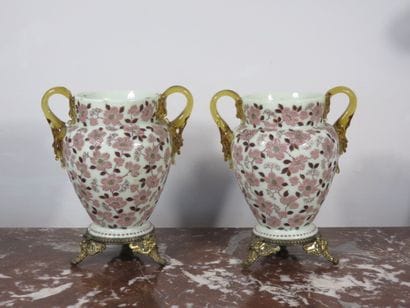 Paire de vases en opaline à décor émaillé...