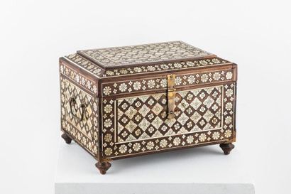 Coffret en palissandre incrusté d’os : fleurs,...