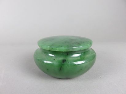 Bonbonnière couverte ronde en jade néphrite...