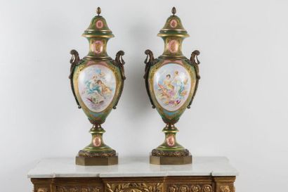 Paire de grands vases en porcelaine polychrome...