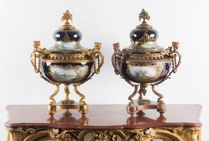 Paire d'importants brûle-parfums en porcelaine...