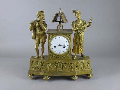 Pendule en bronze ciselé et doré. Le mouvement...