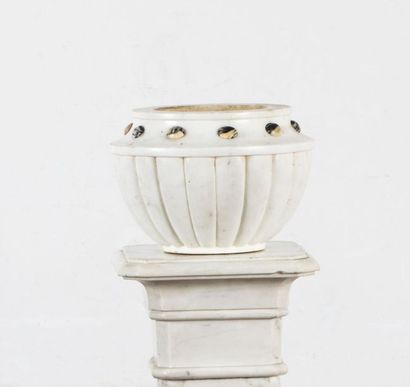 Vase en marbre blanc à godrons et pastilles...