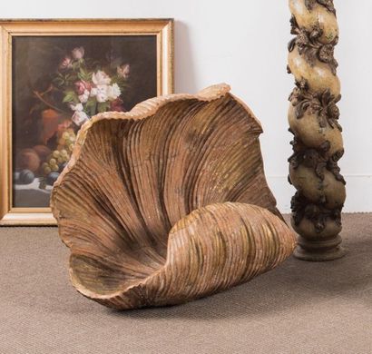 Vasque en forme de coquillage posé sur une...