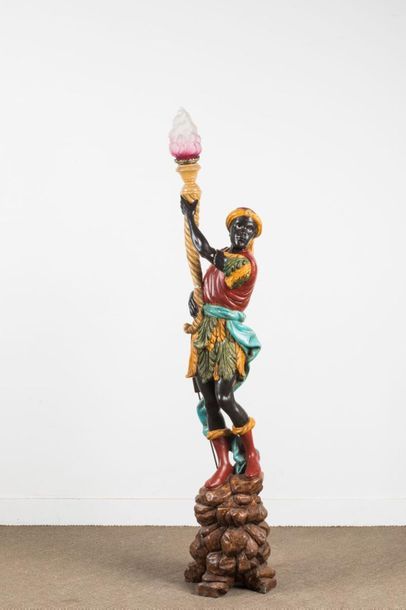 Nubien porte-torchère en bois et stuc polychrome....