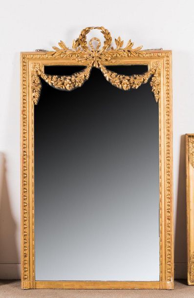Miroir rectangulaire en bois et stuc doré...