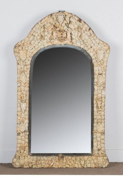Rare miroir rectangulaire à encadrement en...