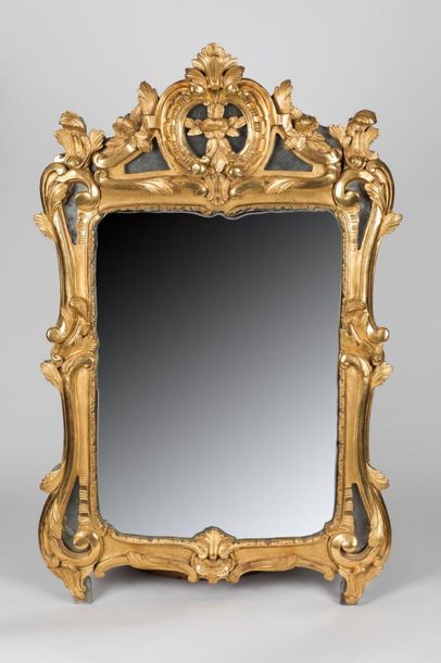 Miroir en bois redoré mouluré et sculpté...