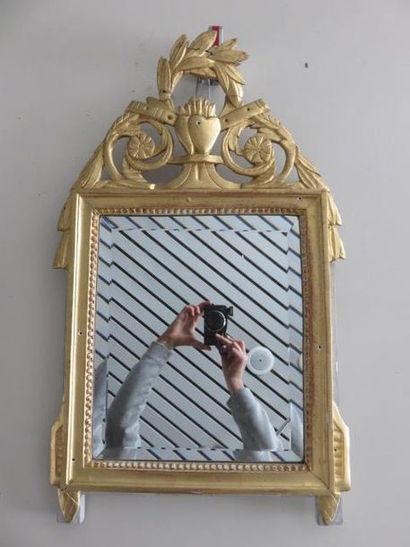 Petit miroir à encadrement en bois doré,...
