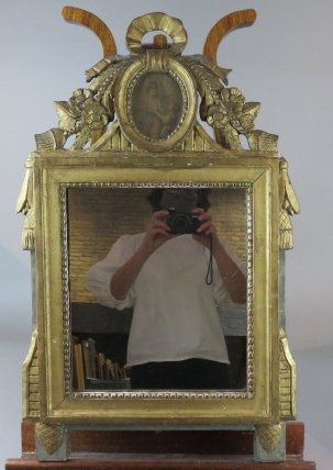 Petit miroir à encadrement en bois sculpté...