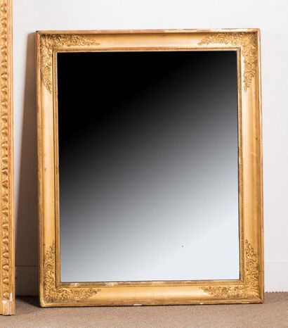 Miroir rectangulaire en bois et stuc doré...