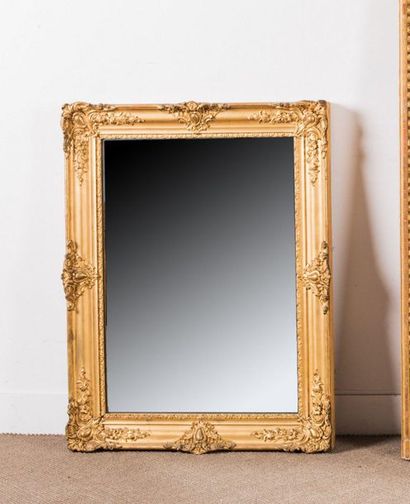 Miroir rectangulaire en bois et stuc doré...