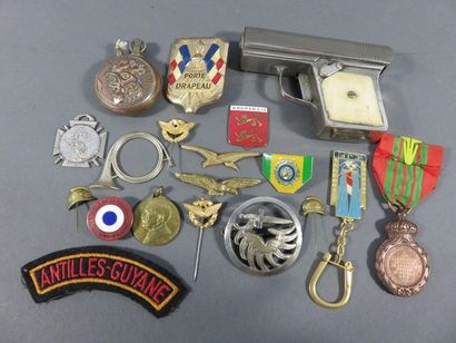 FRANCE Ensemble de dix-sept souvenirs divers,...
