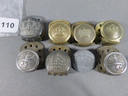 Ensemble de sept boutons porte ceinturons :...