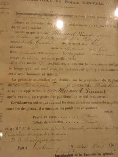 Deux souvenirs : -Cadre d’insignes de journées...
