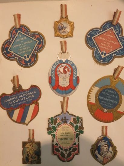 Deux souvenirs : -Cadre d’insignes de journées...
