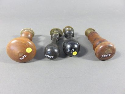 Quatre cachets à cire en laiton, de tribunal...