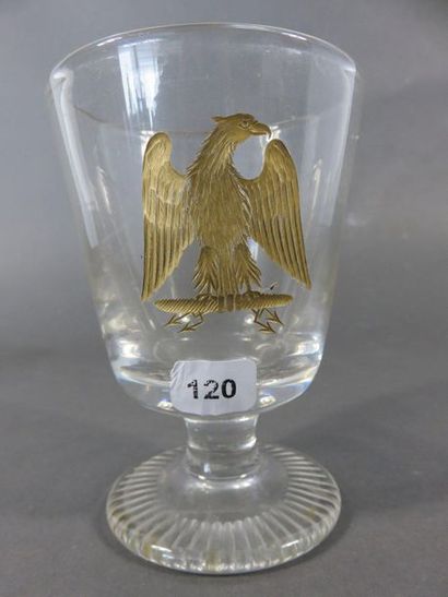 Verre sur pied en cristal gravé sur le devant...